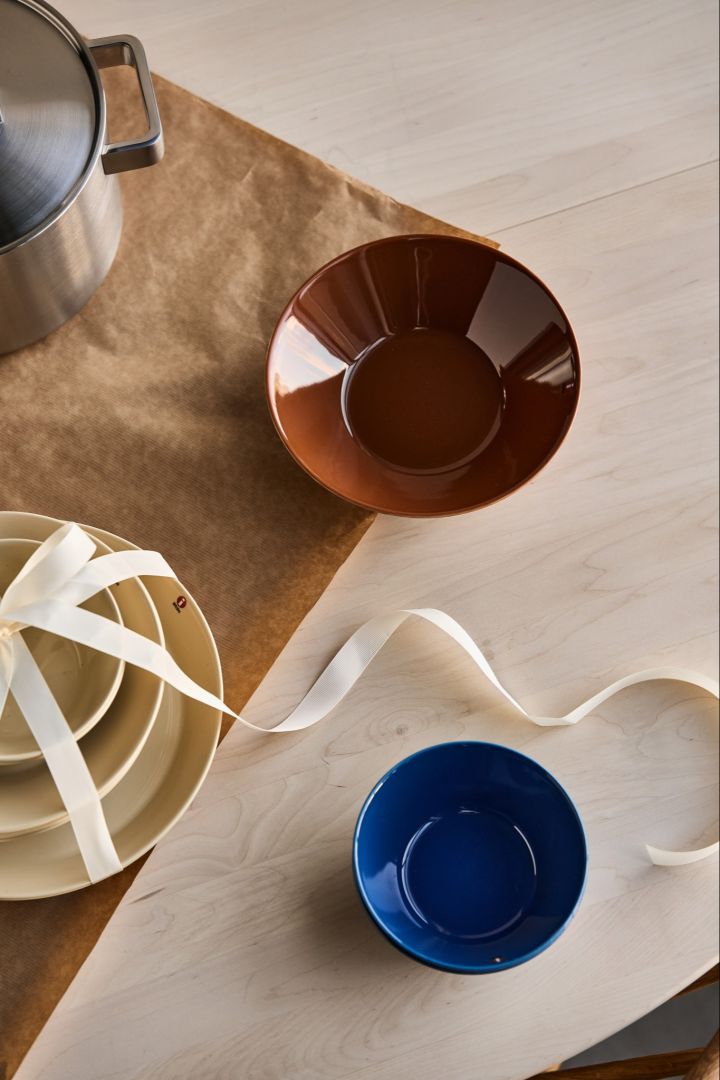 Give a creative gift for any special occasion. Here you see the Teema porcelain set from Iittala in the colours linen, brown and blue.