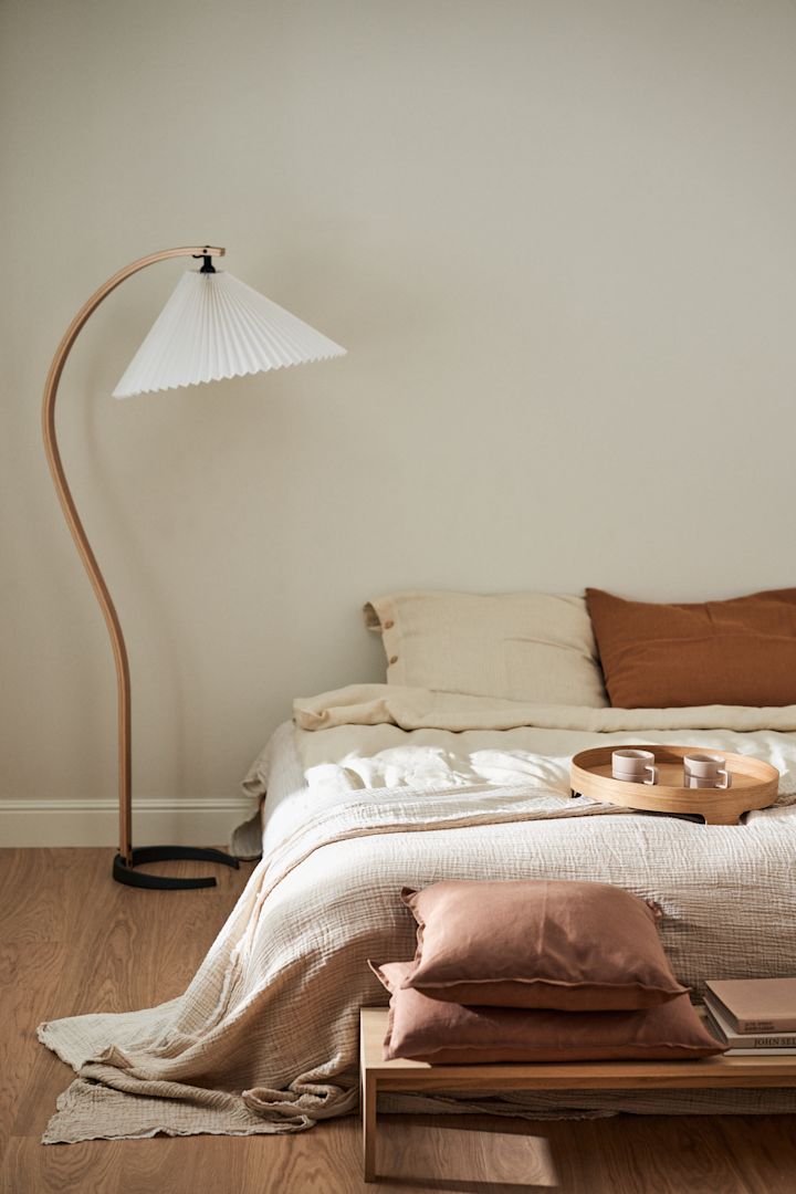 Creating a hotel feeling in the bedroom is one of the interior design trends for spring 2023, where luxurious bedding, breakfast in bed and cosy lighting give a luxurious feeling.