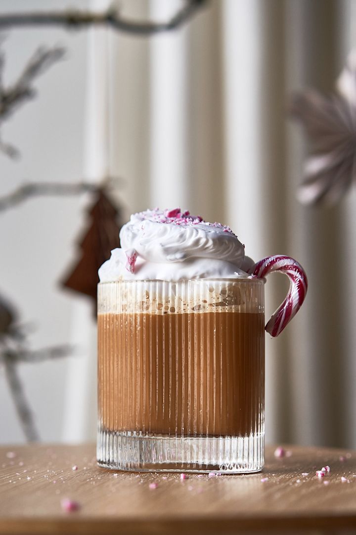 Offer your friends and family a simple Christmas cocktail this year. Here you see a warm coffee and candy cane cocktail in the Ripe glass from Muubs. 