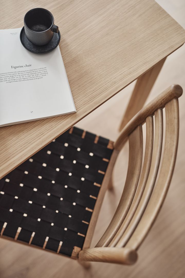 Combining contrasting materials is one of the interior design trends for autumn 2022. Here we see the wooden Lillö chair with leather webbing on the seat. 