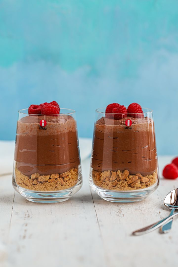 Baka med Frida for the New Year - 3 festive chocolate desserts for new year. Here you see a delicious chocolate cheesecake in an Essence drinking glass from Iittala.