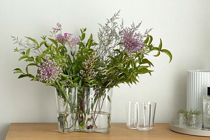 Here you see the large and small Alvar Aalto vase in clear glass filled with a bouquet of flowers in the home of @red_j_story. 