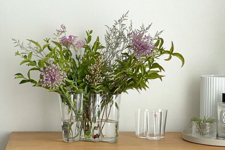 Here you see the large and small Alvar Aalto vase in clear glass filled with a bouquet of flowers in the home of @red_j_story. 