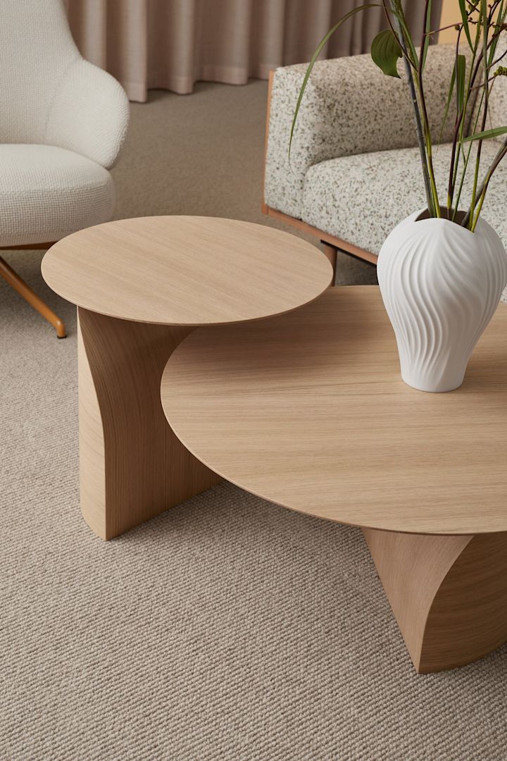 Here you see the Savoa tables from Swedese placed next to each other.