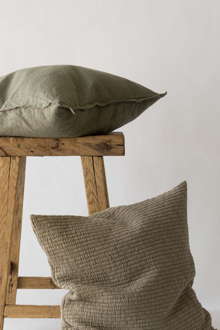 Be inspired by the great outdoors for one of the top autumn interior design trends in 2021. Add some greenery to your home. Here you see green Brick pillowcases from Tell Me More.