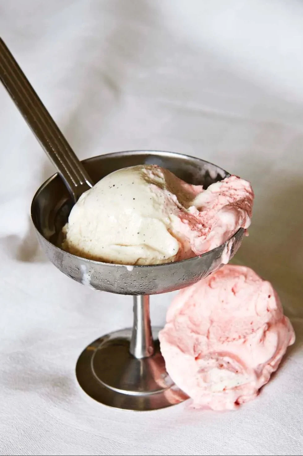 Chrome is one of the major trends for spring 2024, both in large and small details. Here the Italian Ice Cup dessert bowl from HAY in high-gloss chrome.