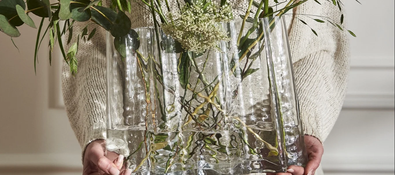 Scandinavian design from Cooee. Here you see a close up of the Gry wide vase from Cooee, being held with bunch of wild spring flowers.