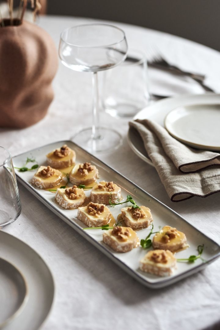Creamy chevre with honey and walnuts is one of the simple starter recipes we have for you this new year, here on the Nordic Sand rectangular plate. 