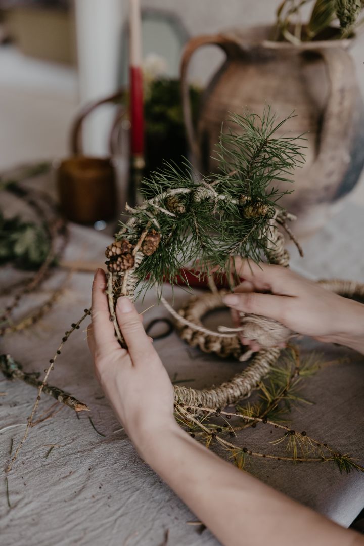 Make a Christmas wreath from Ernst's trivet, the perfect simple DIY Christmas craft.  Photo: Johanna Berglund @snickargladjen