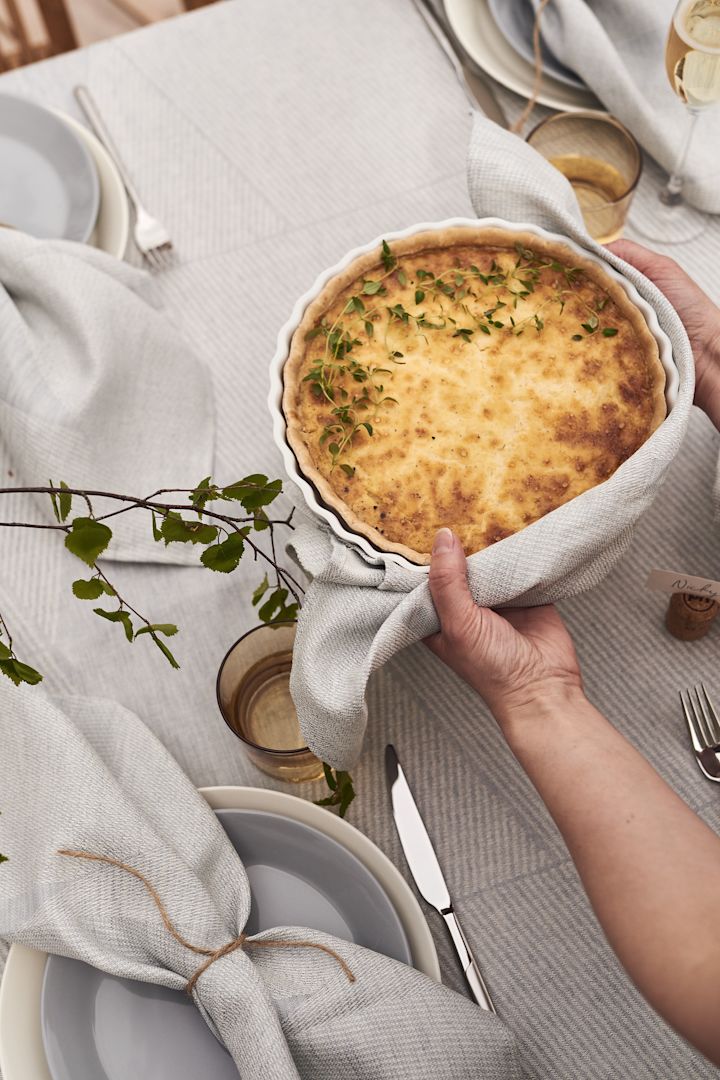 Västerbotten pie is a real midsummer party favourite. Served in a white pie dish like this one from Pillivuyt it looks as good as it tastes. 