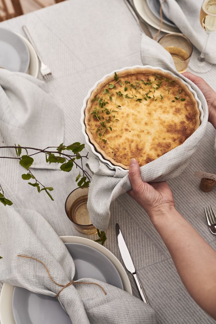 Västerbotten pie is a real midsummer party favourite. Served in a white pie dish like this one from Pillivuyt it looks as good as it tastes. 