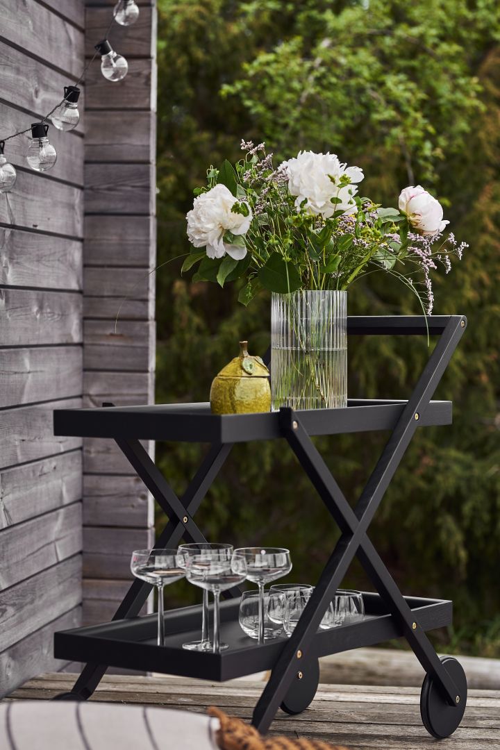 Cosy patio decor ideas - here you see the rolling drink trolley from Design House Stockholm in black. 
