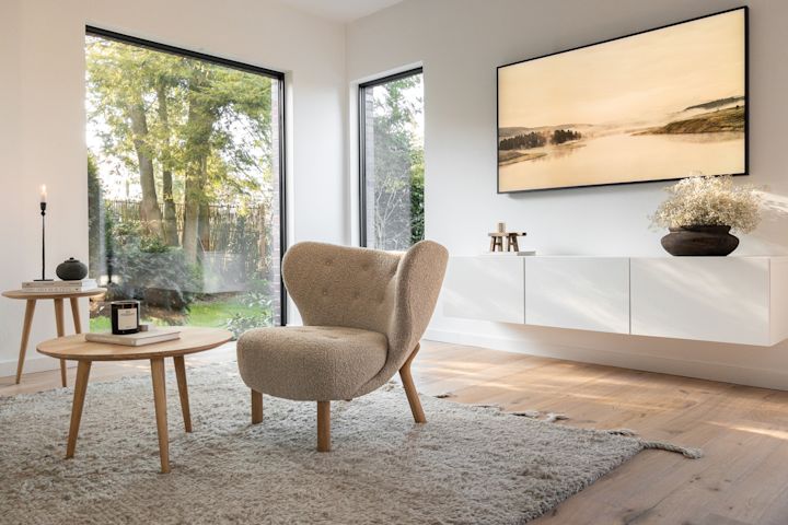 Create a Scandinavian home with neutral colours and lots of natural light. Here you see the little petra arm chair from &tradition. 