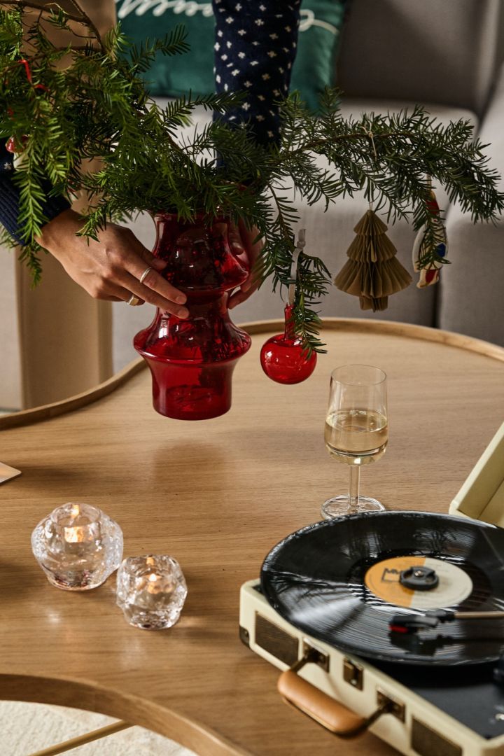 The Pagod vase from Kosta Boda is the ideal addition to any vintage Christmas decor, here someone places it on a table next to a record player.