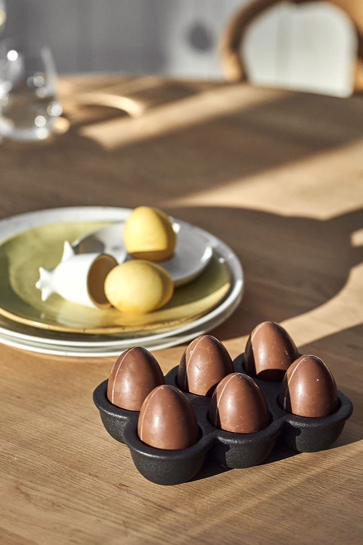 Stylish easter decorations from DBKD in the form of a cast iron egg holder. 