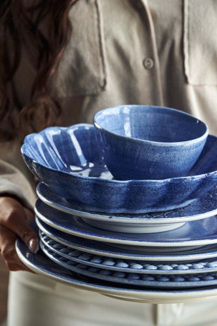 Set the table with blue bowls and plates from the Mateus series MSY, Oyster, Lace, Basic and Bubbles. 
