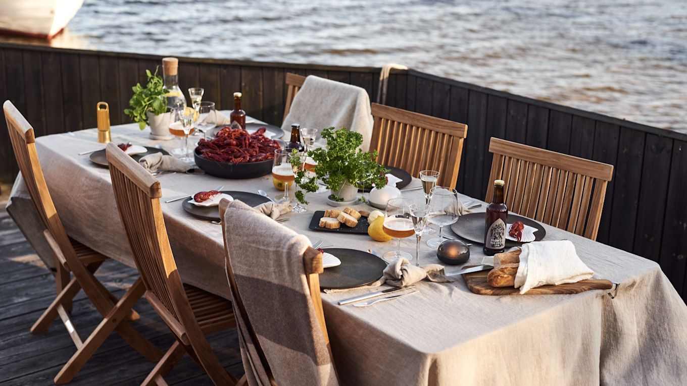 Cordless table lamps are perfect for outdoor dining, like this table set for a cray fish party with the Rosendahl soft spot LED lamp. 