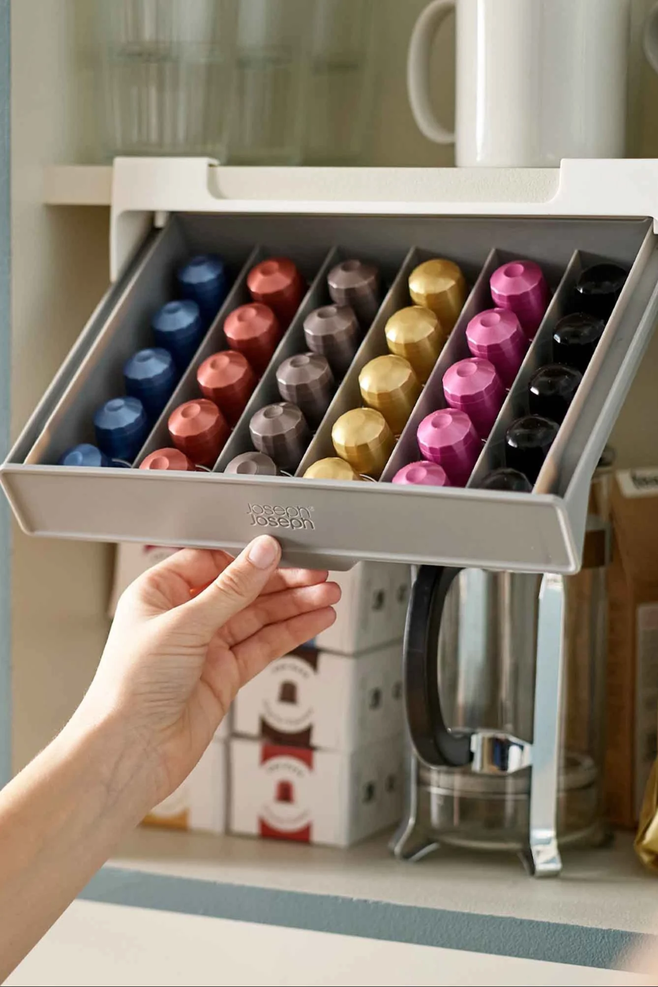 You can sort and store coffee capsules in this practical drawer.