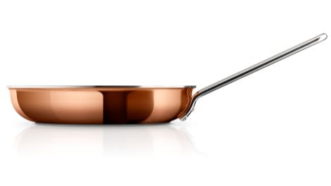 The best way to clean your copper frying pan from Eva Solo is to polish with vinegar and salt. 