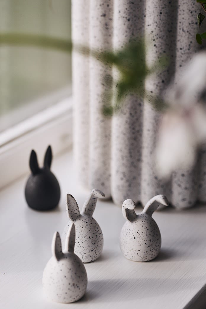 The stylish easter decorations in the form of the white Easter bunnies from DBKD stand on the windowsill.