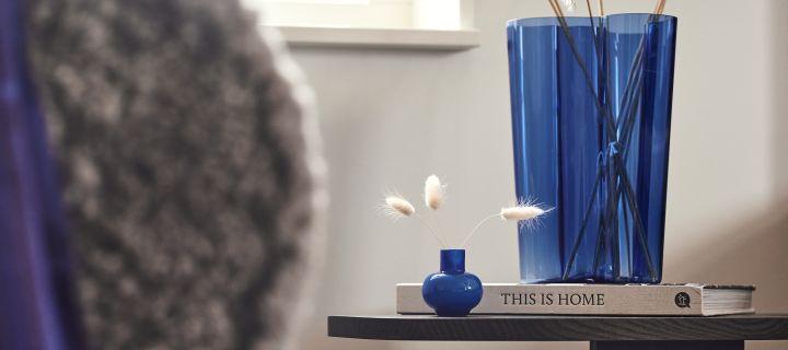 One of the top interior design trends for autumn 2022 is cobalt blue, inject it into your interior like here with the Alvar Aalto vase and the mini vase from Marimekko. 