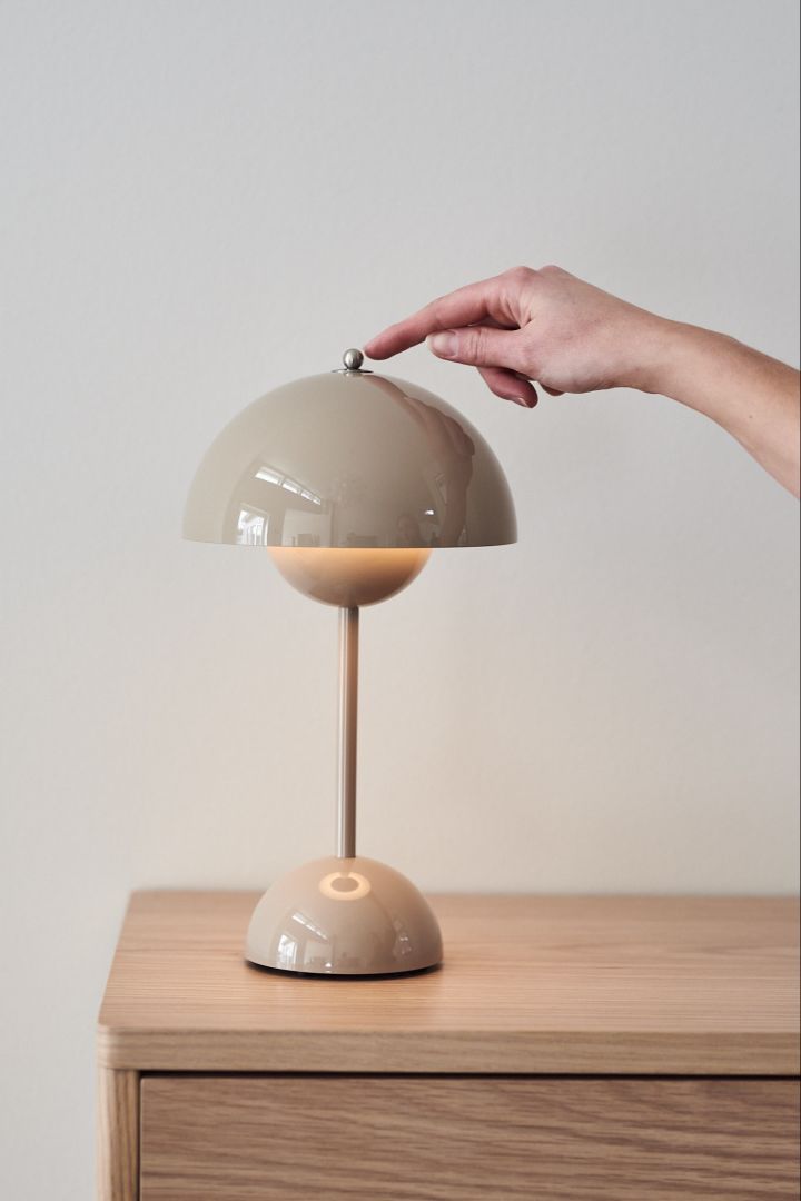 Refresh your home with a modern table lamp - here you see the portable Flowerpot VP9 from &Tradition in beige.