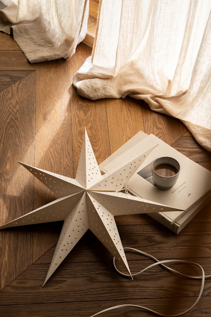 Scandinavian Christmas stars 2023 - Here you see Stella from Watt & Veke laying on a coffee table. 