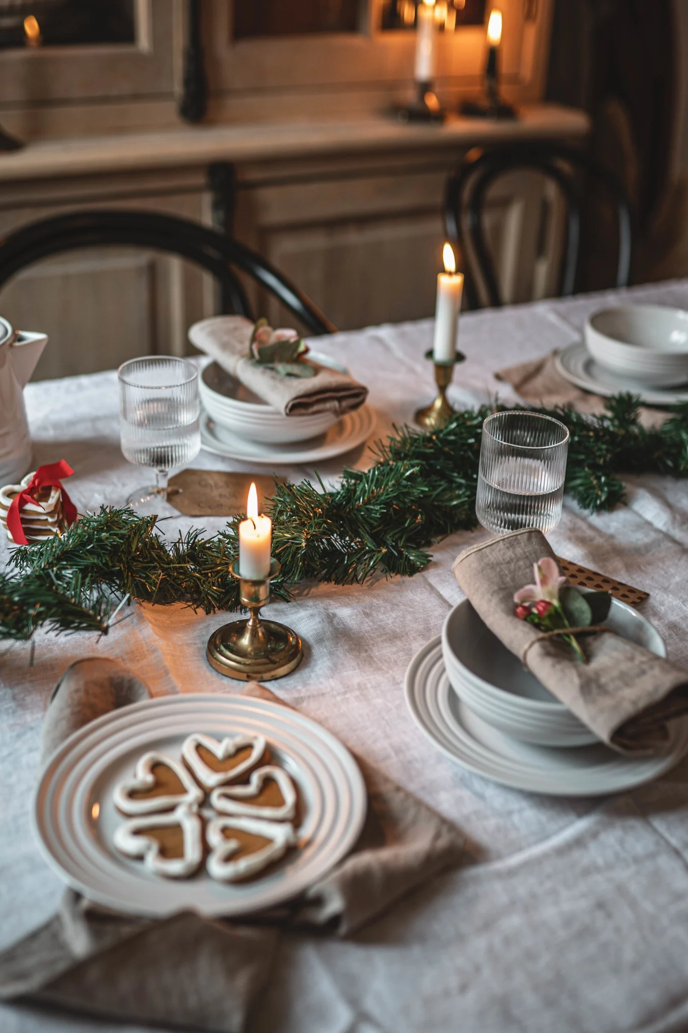A cosy, festively laid table with tableware from NJRD and Swedish gingerbread.