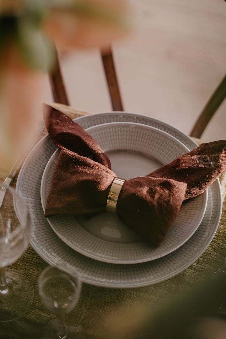 Set the table with firm LIVING linen napkins on the Christmas table and fold it into a bow as a simple DIY Christmas craft. Photo: Johanna Berglund @snickargladjen