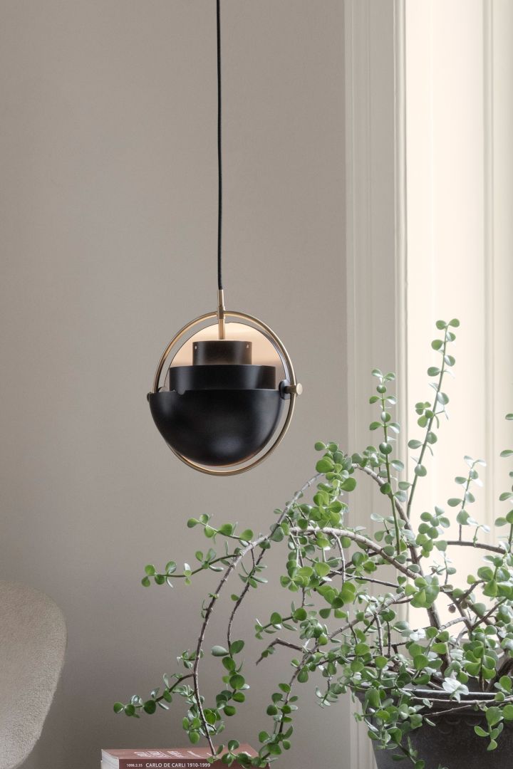 Here you see the Multi Lite pendant lamp from Gubi hanging in a window. A classic Scandinavian design lamp. 