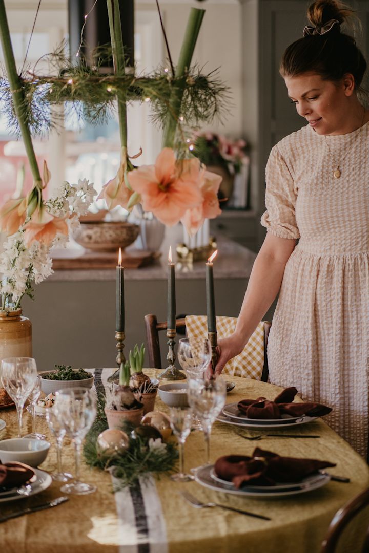 The influencer @snickargladjen creates an elegant table setting with deep rich colours.