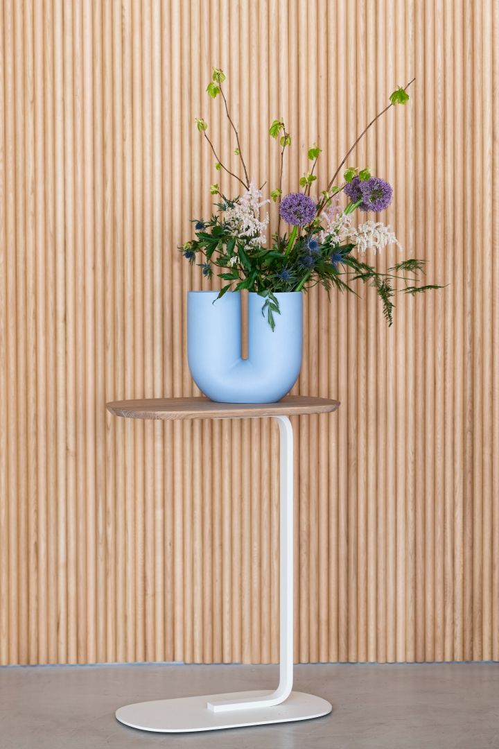 Muuto Relate side table with the Kink vase in light blue