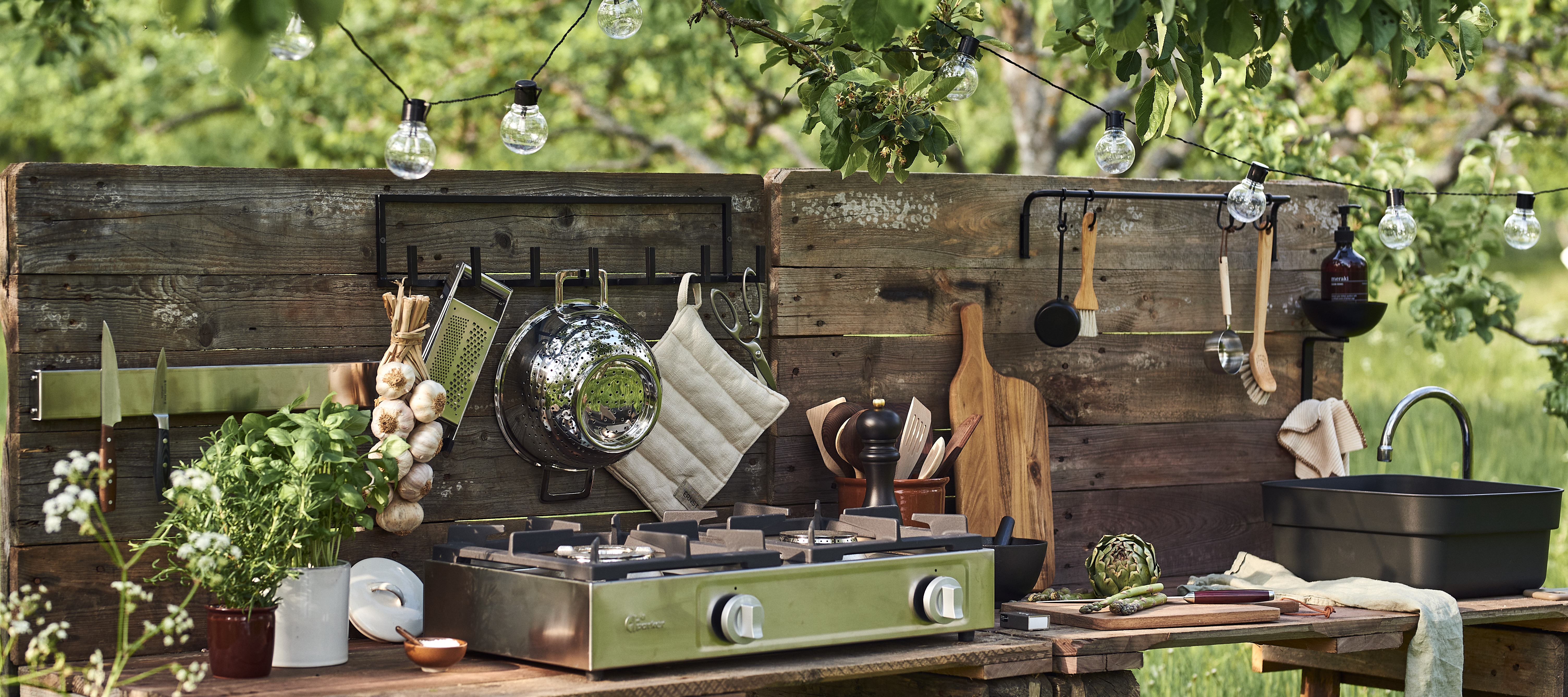 A simple DIY outdoor kitchen with pallets