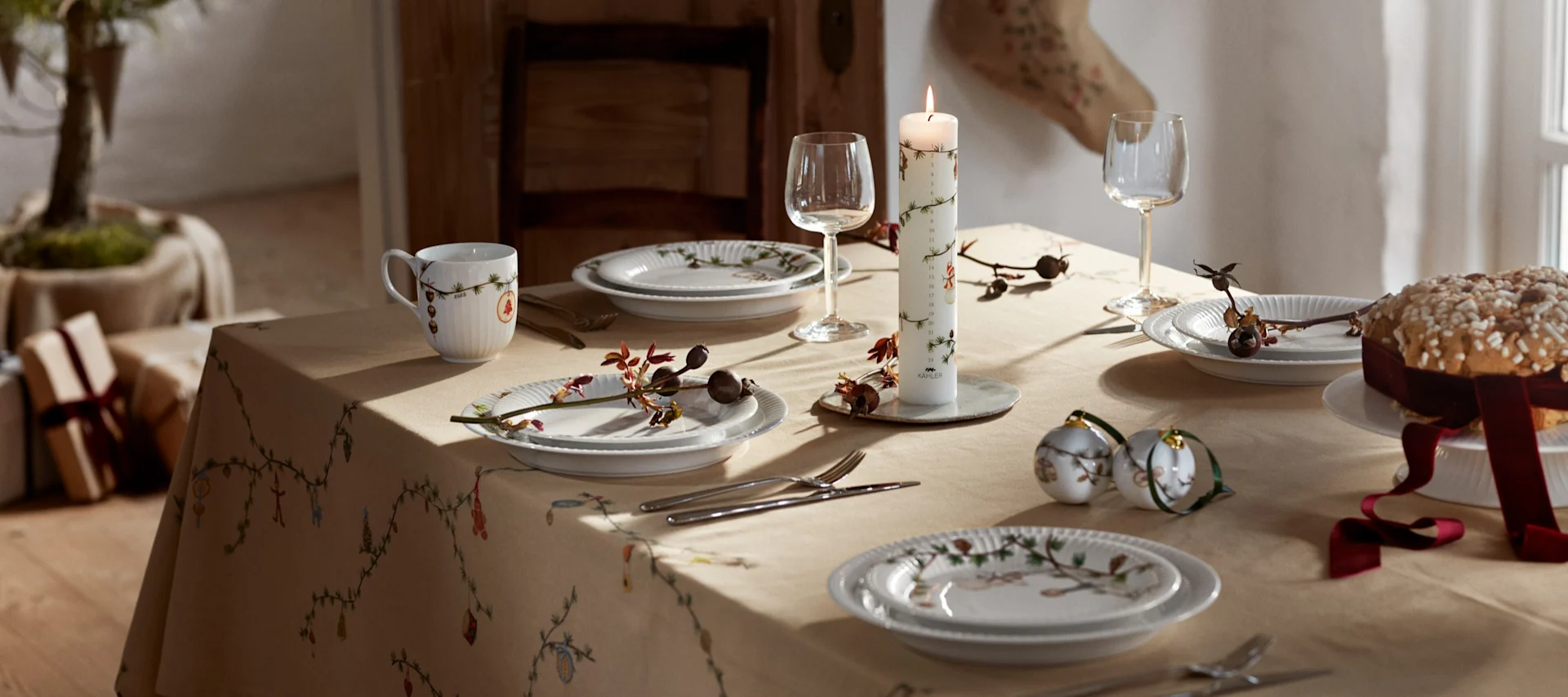 This year's Christmas decorations 2025 are inspired by nature here you see a table set with Kähler products.