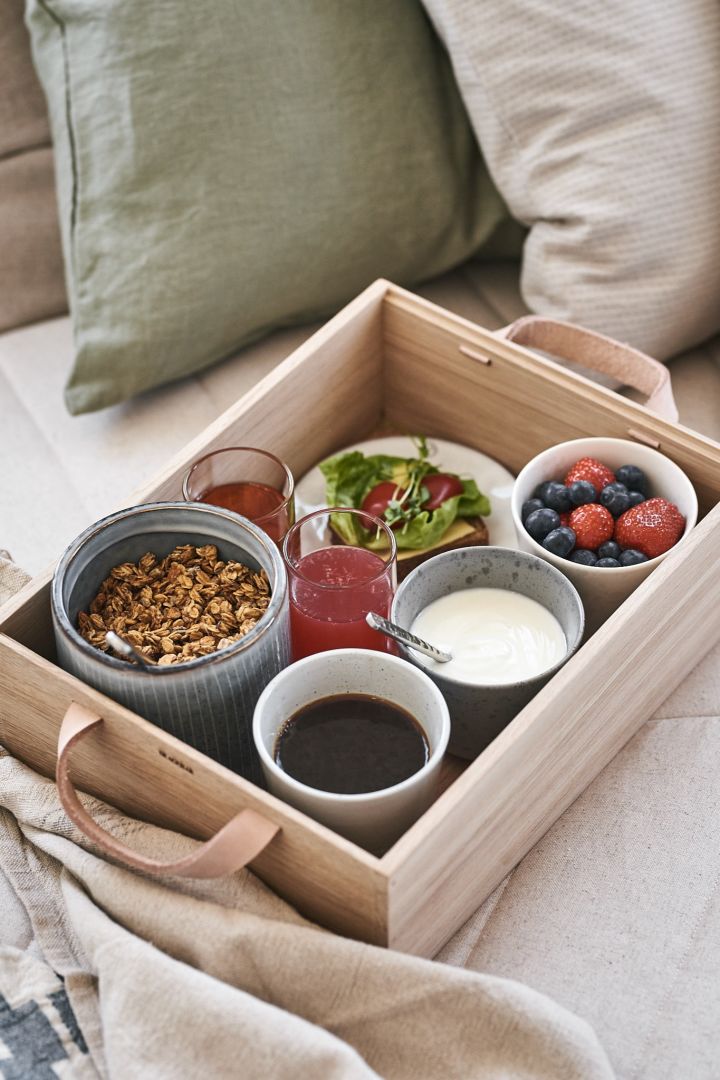 Luxurious breakfast in bed served from a bread box from Skagerak is a practical tip for those who want to avoid spills.
