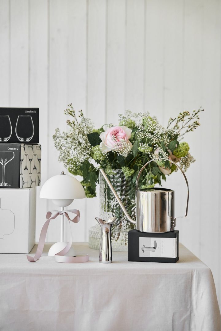 Include these unique wedding ideas in your big day. Here you see a stainless steel watering can from Stelton and a vase from Georg Jensen on a wedding gift table. 