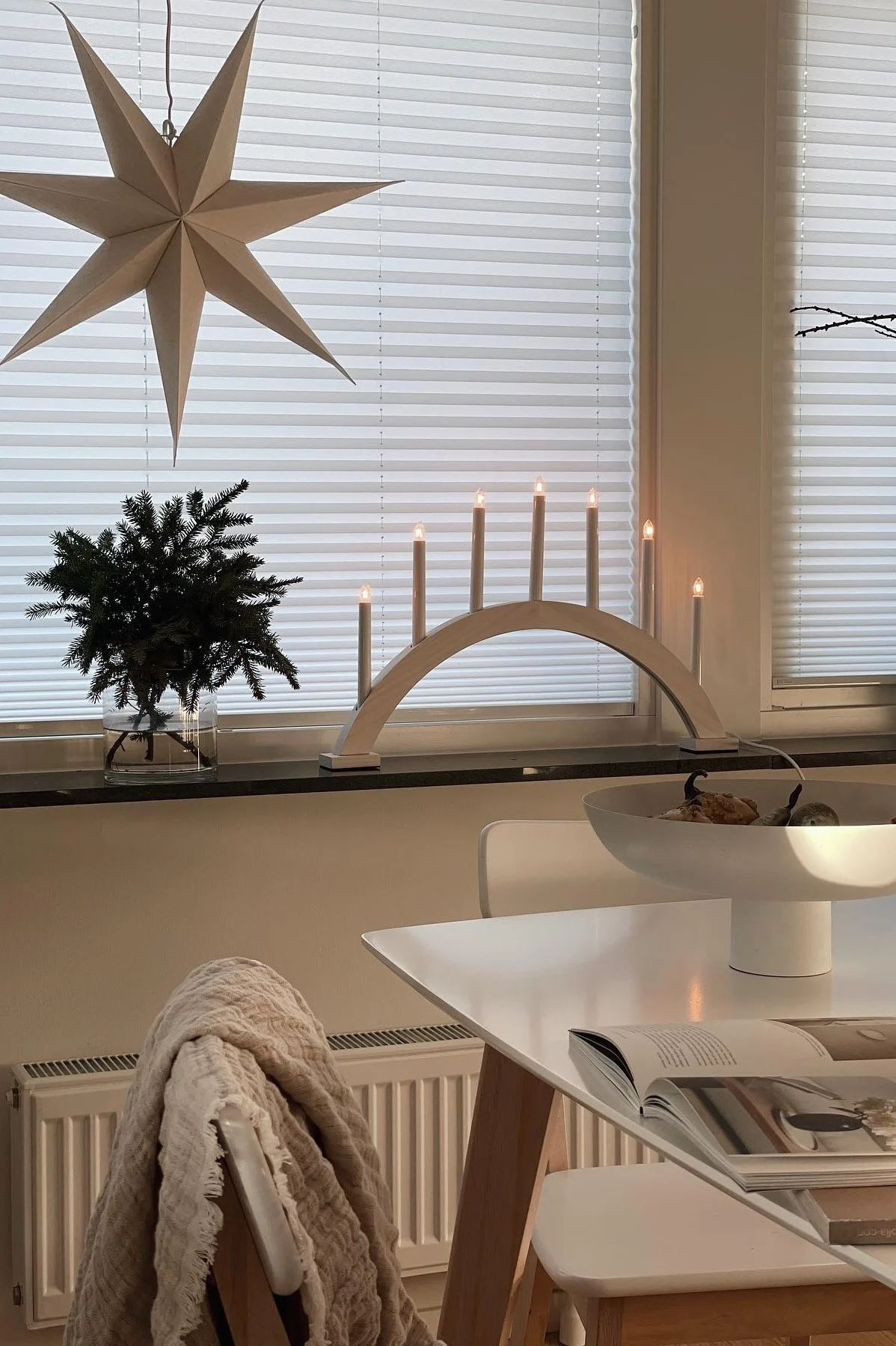 Here you can see a simple Scandinavian window sill decoration for Christmas. @myyjapandihomee has hung a Bare Advent star from Scandi Living in the window and decorated the windowsill with fir greenery and the Sky Advent candle holder from Scandi Living.