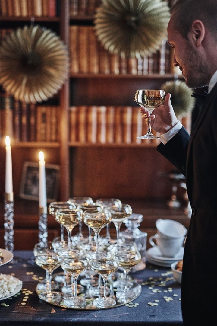 Discover how to build a champagne tower - perfect for a New Year's party with a Gatsby theme! 