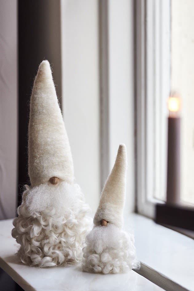 Decorative Santas in white wool for a nostalgic element to this year's minimalist Christmas decor.