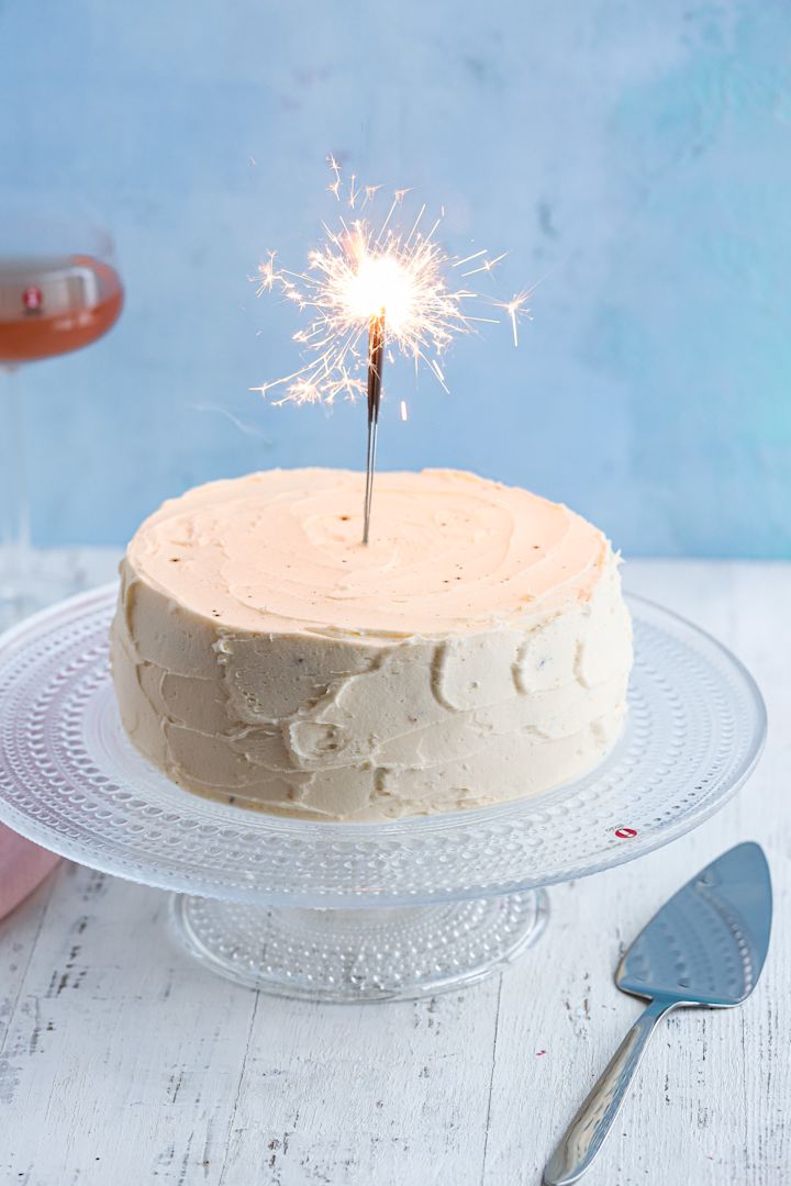 Baka med Frida for the New Year - 3 festive chocolate desserts. Here you see a New Year's cake on an Iittala Kastehelmi cake plate with a Fjord cake spatula from Hardanger Bestikk.