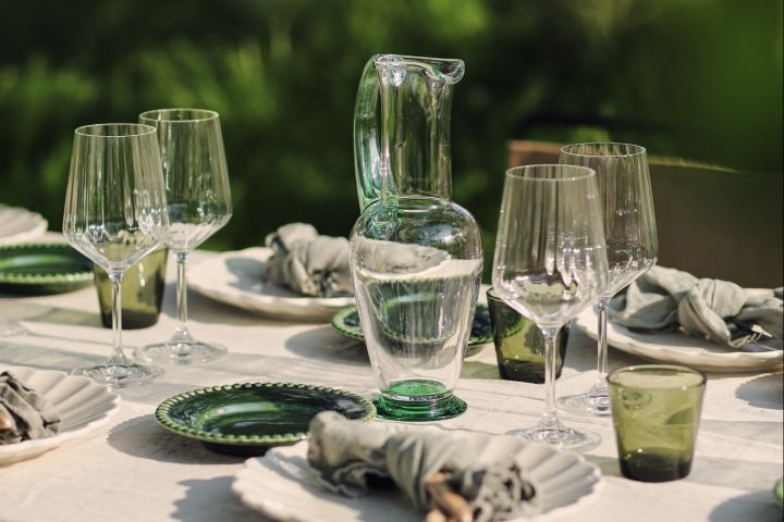 Discover our garden party inspiration - we have combined different shades of green and beige for a nature inspired table setting. 