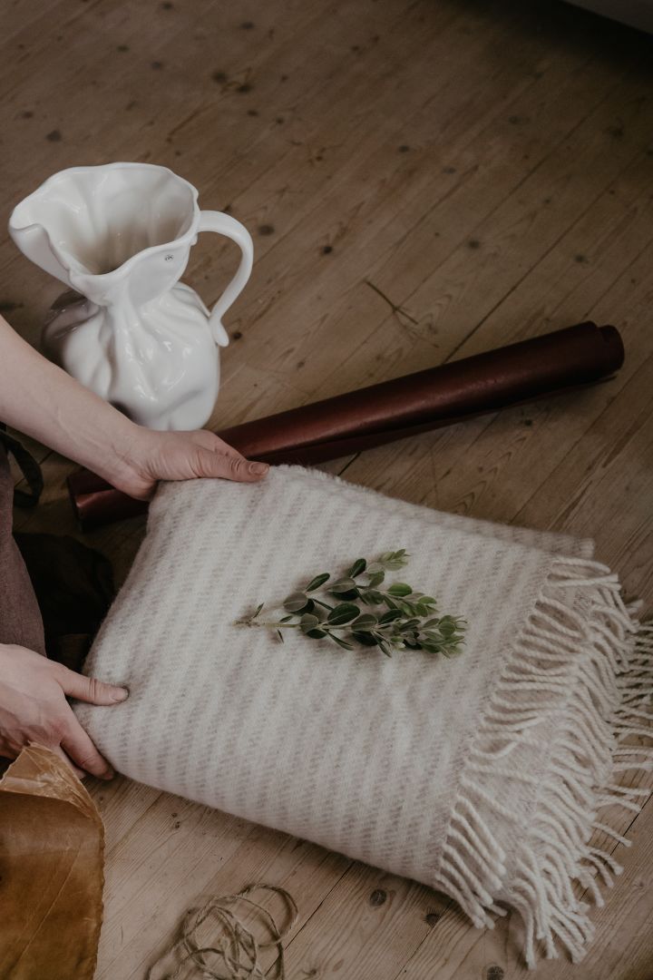 Give a Scandi Living blanket as a Christmas present and decorate the package with dried leaves as an easy DIY Christmas craft. Photo: Johanna Berglund @snickargladjen