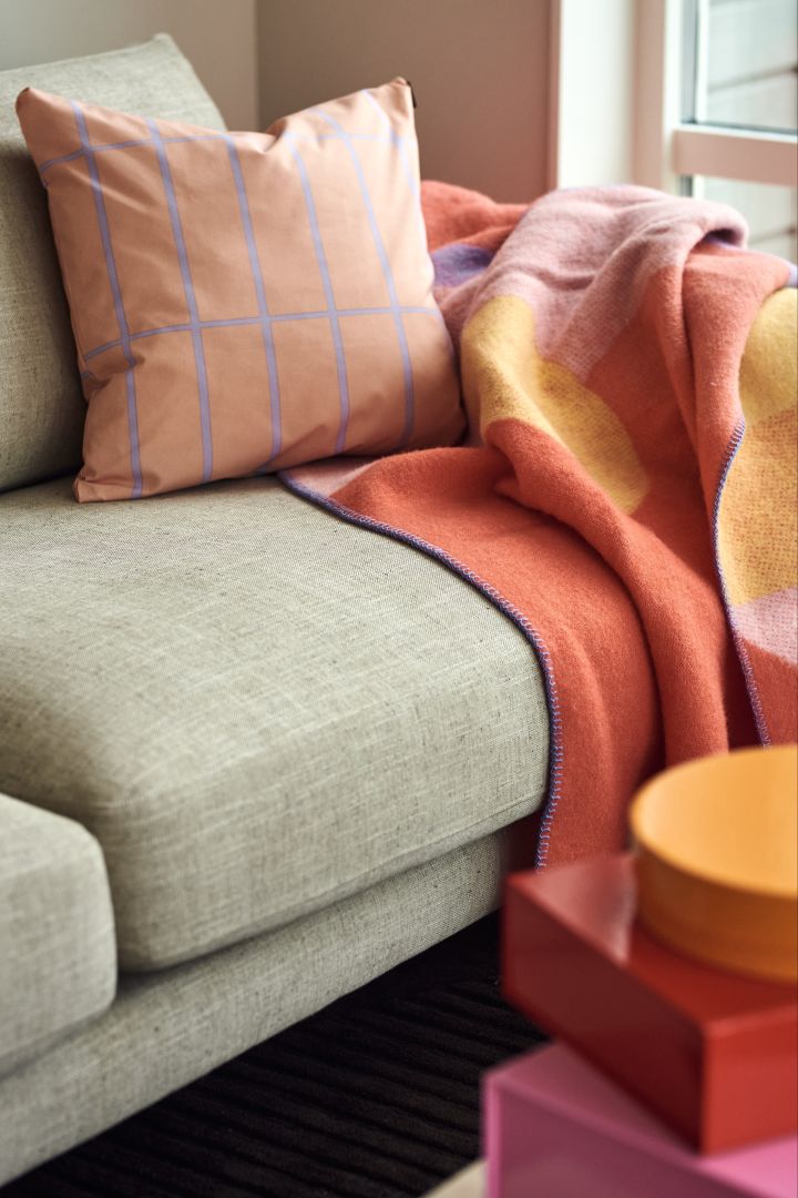 The interior design trends for spring 2023 offer colourful textiles and we like to decorate with a pillow and throw from Marimekko and Layered.