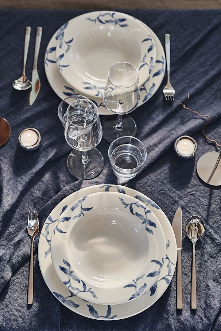 An elegant and colourful table setting idea with the Havspil collection from Scandi Living. 