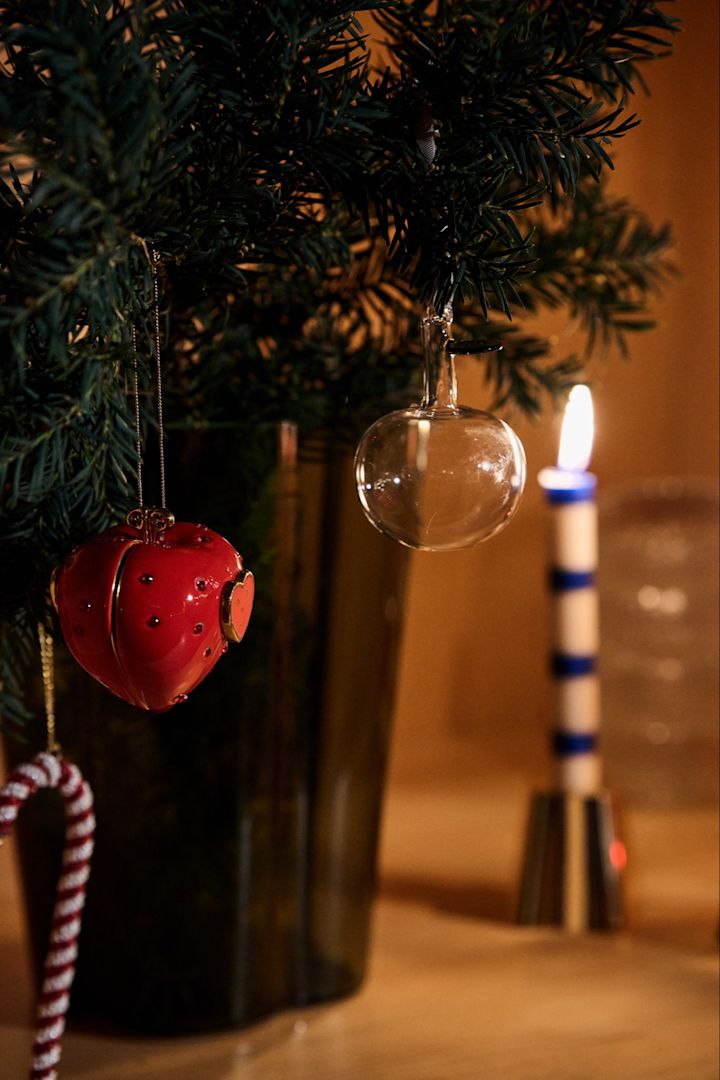 Candly canes and apples make the ideal vintage Christmas decorations. 