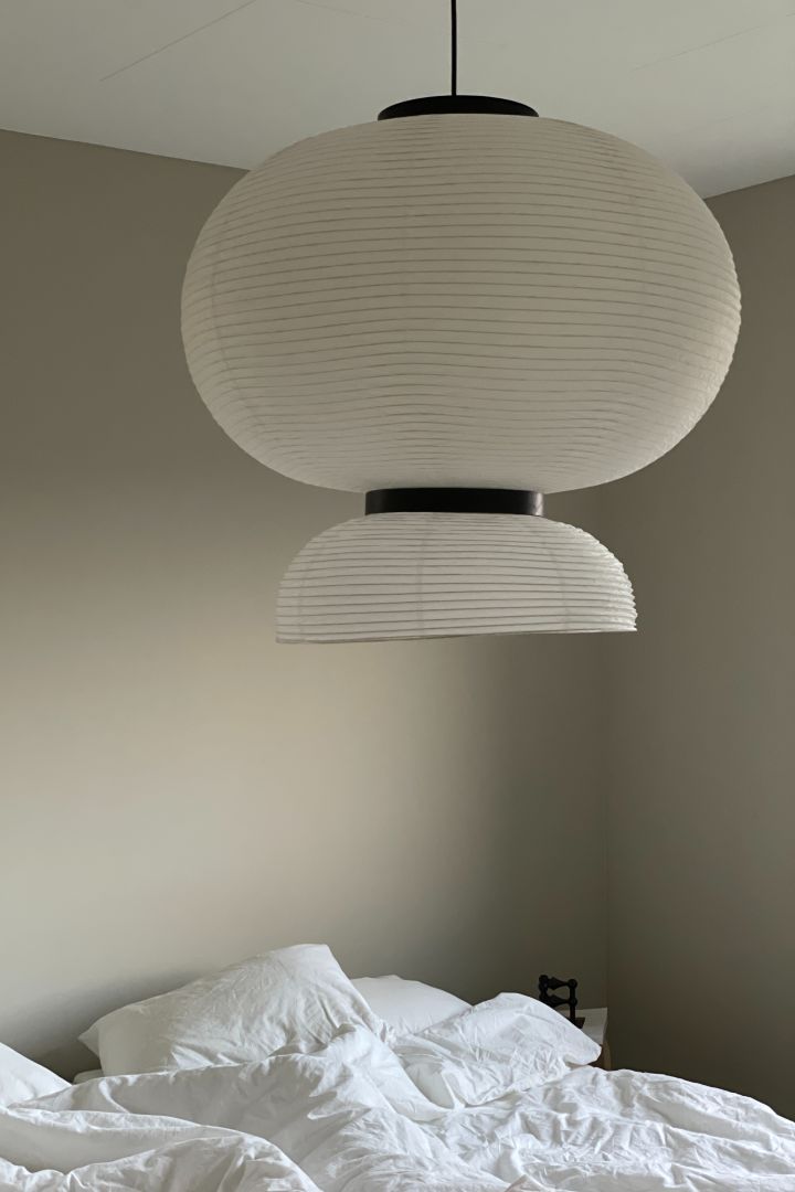 Here you see the Formakami Scandinavian design lamp hanging about a bed in the home of Swedish influencer @homebynicky.