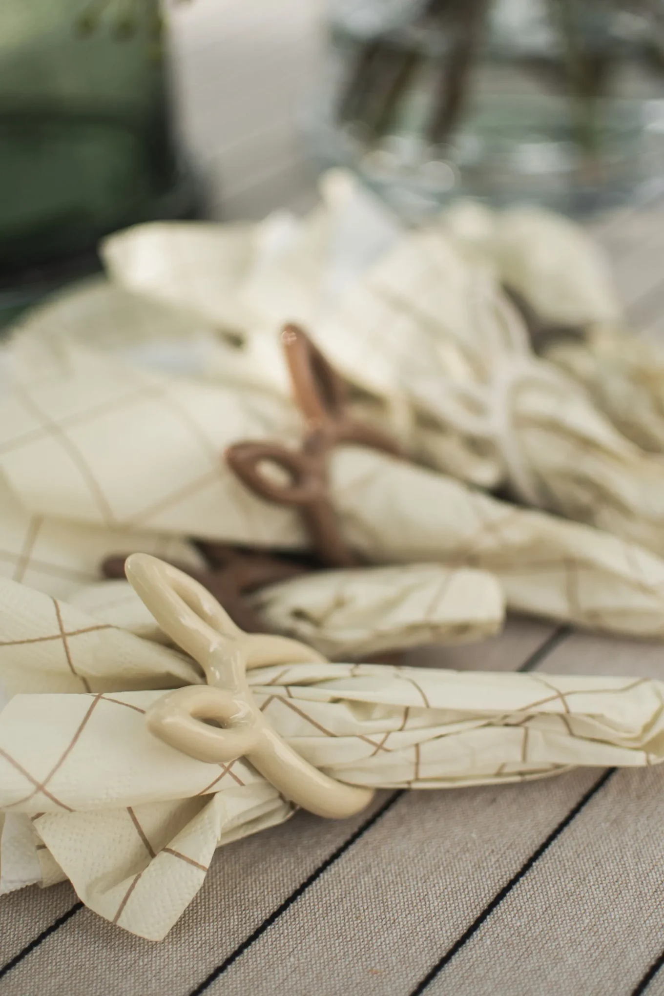 Easter decoration for the table: The Hammershøi Easter plate from Kähler, decorated with Easter motifs, stands on a table set for Easter.
