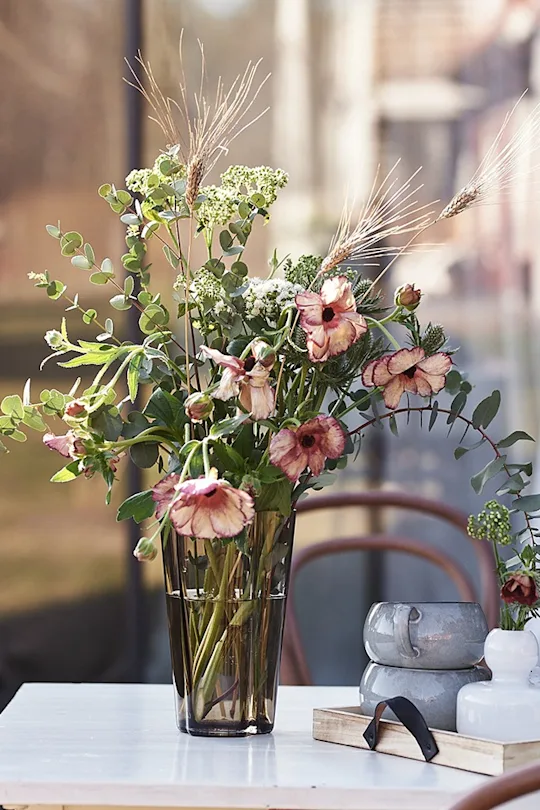 How to choose the right vase for your bouquet of flowers 3 tips from