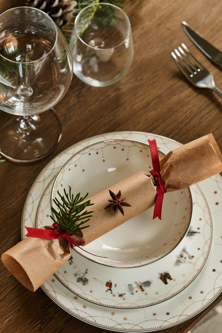 Decorate the Christmas table with a Christmas cracker that you made yourself. Here is a step by step guide to making your own crackers for the Christmas table.